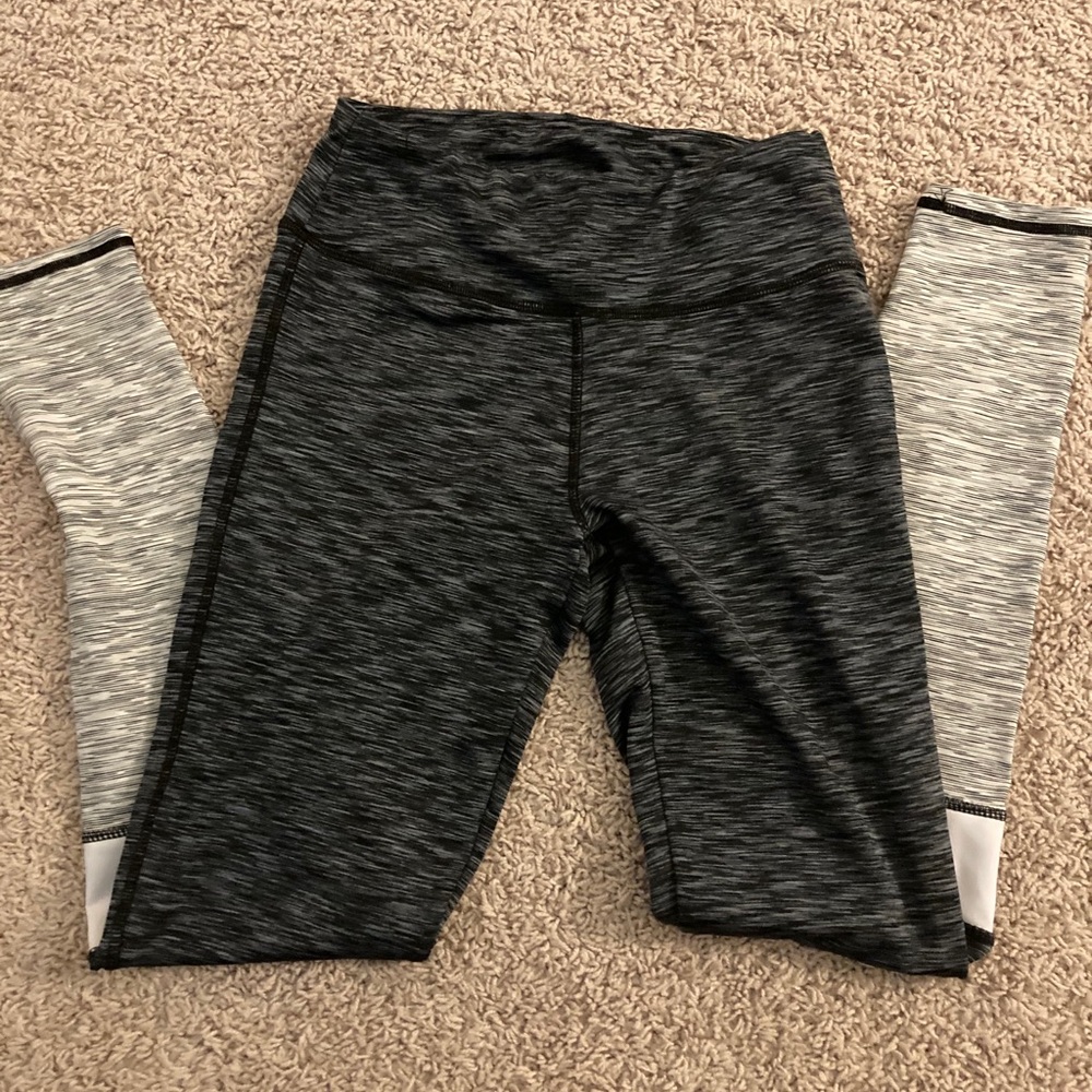 Full length dark gray to light gray leggings
